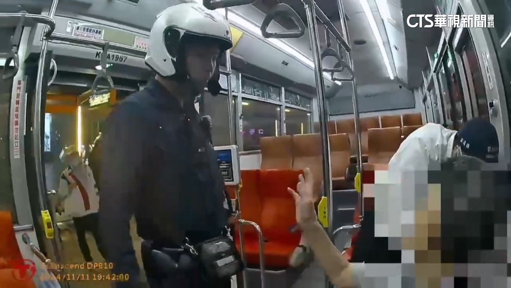 坐輪椅搭公車不繫安全帶！　駕駛拒載報警婦遭請下車