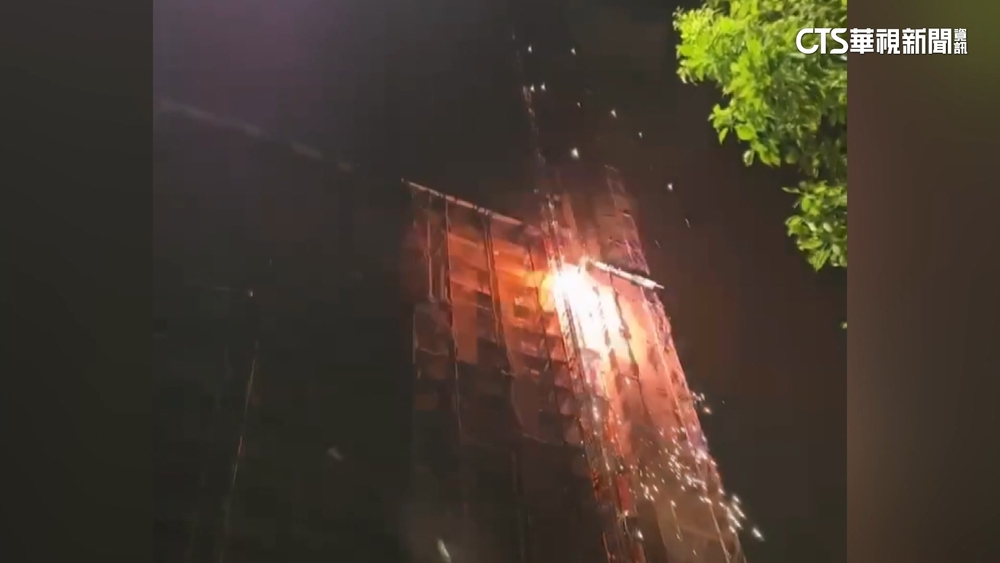 線路短路釀禍？　高雄美術館豪宅「竄火花」　垂直狂炸