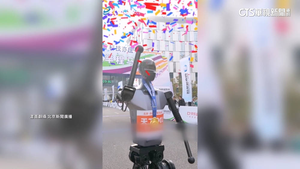 北京亦莊馬拉松比賽　機器人任「助跑員」陪跑