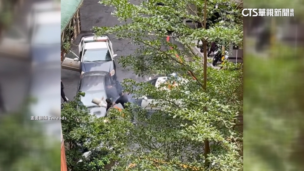 驚險直擊！警圍捕詐團　警棍.水泥座砸車逮2車手