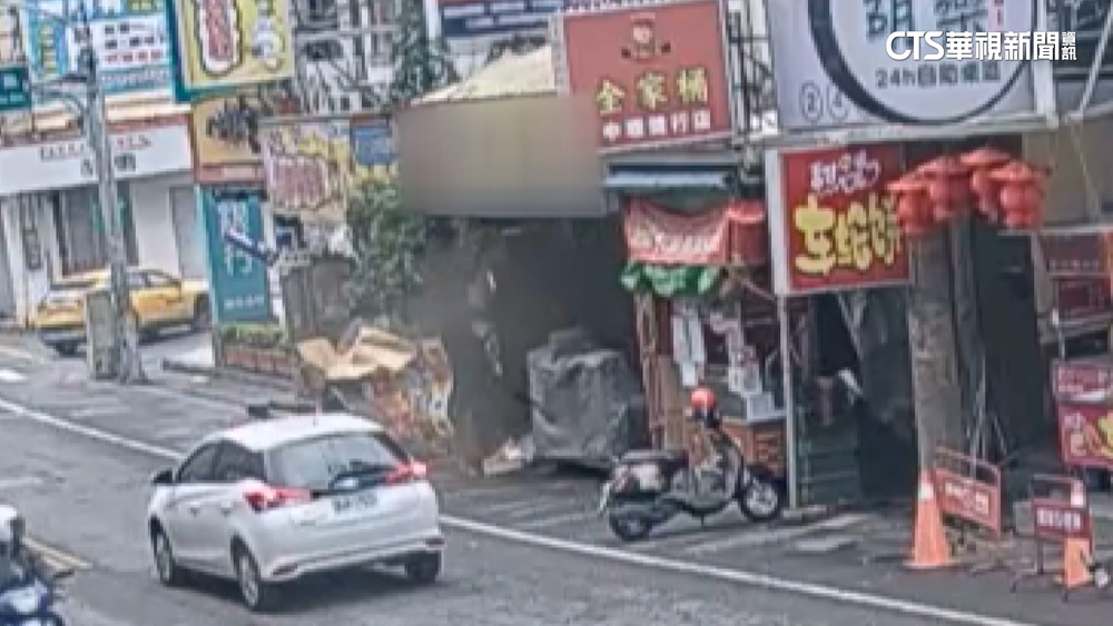 開風扇去瓦斯味...轟！　小吃店氣爆起火.老闆2度燒燙傷