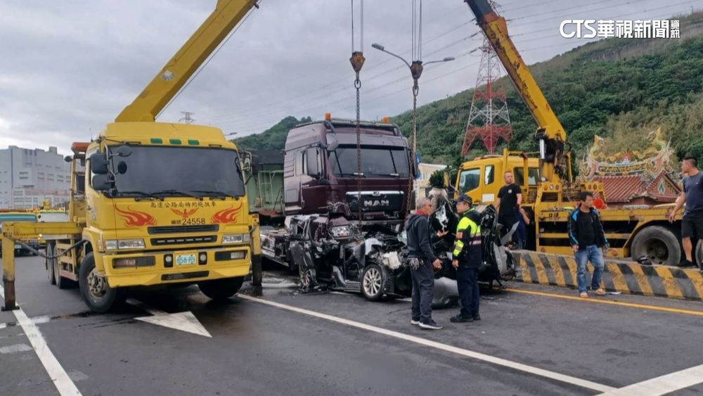 台61線連環撞　小客車遭聯結車夾擊　駕駛受困