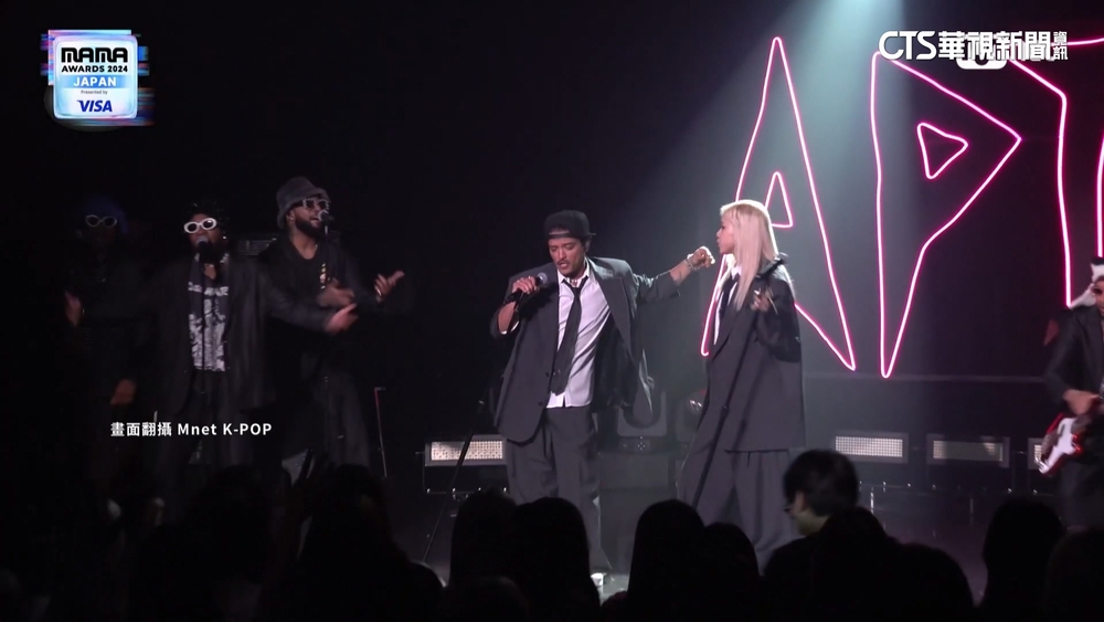 Rosé.火星人MAMA合體 兩人得獎用"獎座敲杯"