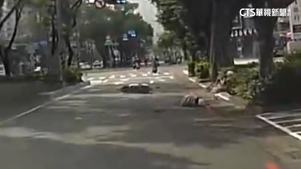 疑人孔蓋不平！6旬婦摔飛翻3圈慘死　家屬怒提國賠