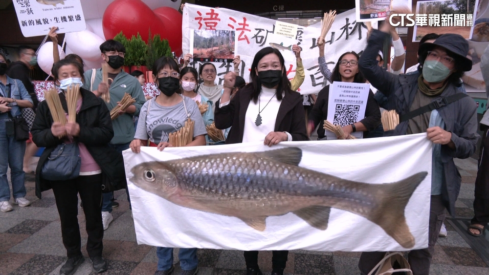 埔里居民百貨外抗議違法開發　中友：一切合法