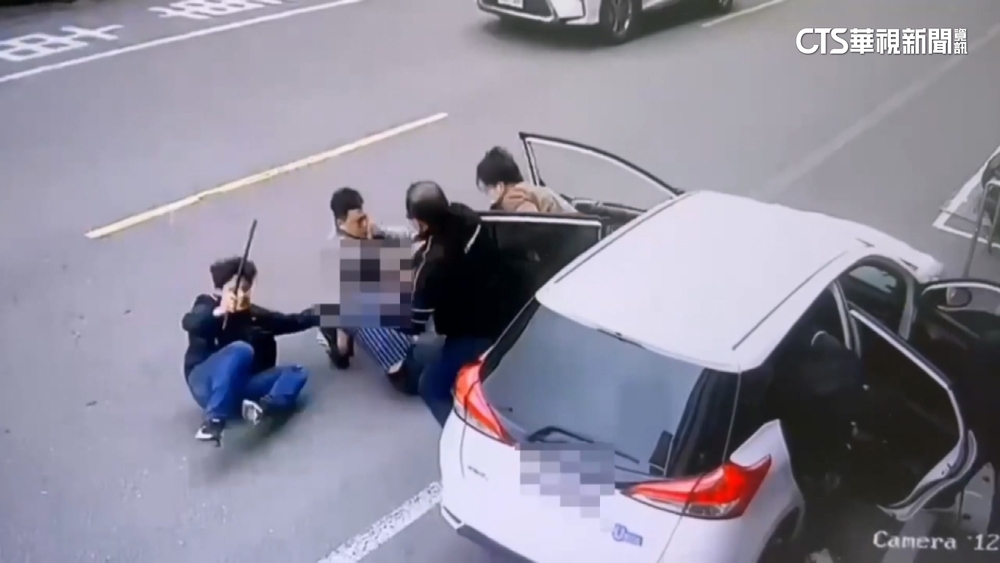 三峽警「假面交」誘詐團車手　警棍破窗逮人