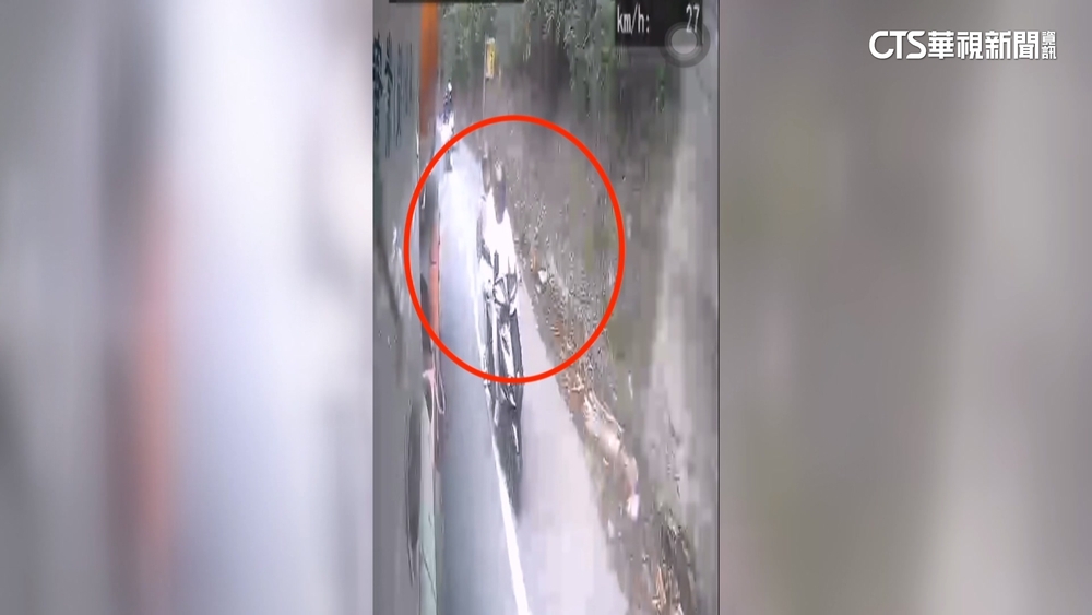 2高中生無照騎車遭撞雙亡　家屬控坑洞害摔送命