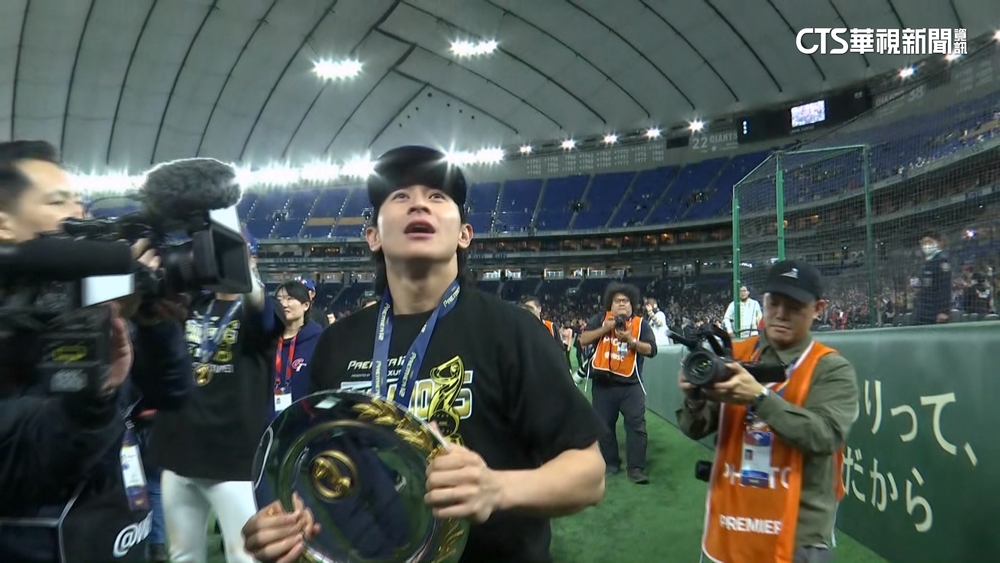 MVP轟三分砲助奪勝　陳傑憲舉獎牌尋妻：我老婆呢