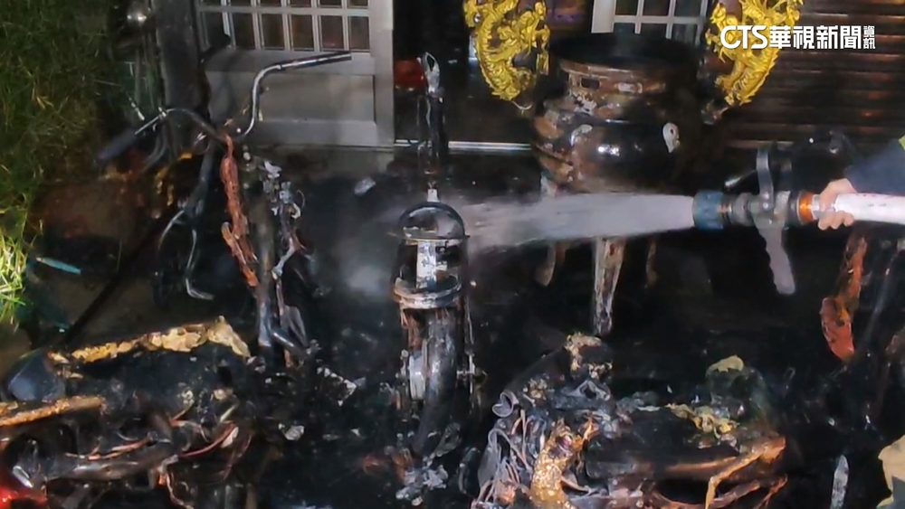 民宅前電動車竄火延燒多輛機車　11人一度受困