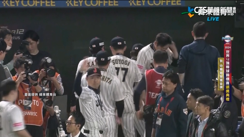 英雄惜英雄　日投手教練離場往台灣隊方向敬禮