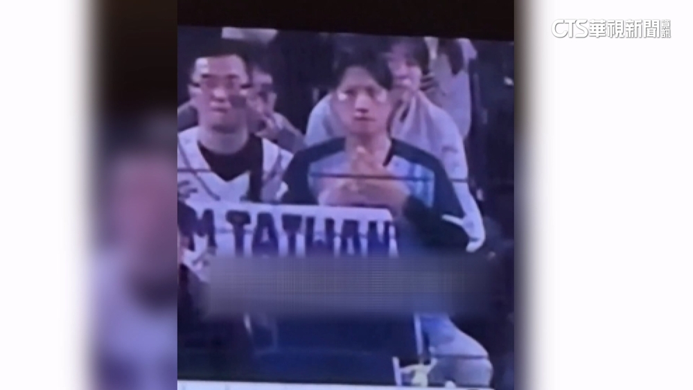 最強應援！粉絲場外「結印」應援　網友笑：施法有效