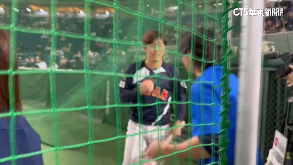搭機也相遇！　陳傑憲.小園海斗爭冠前互換球棒