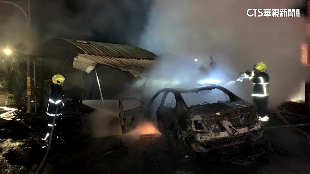 屏東轎車自撞民宅牆起火　一家三口2死1傷