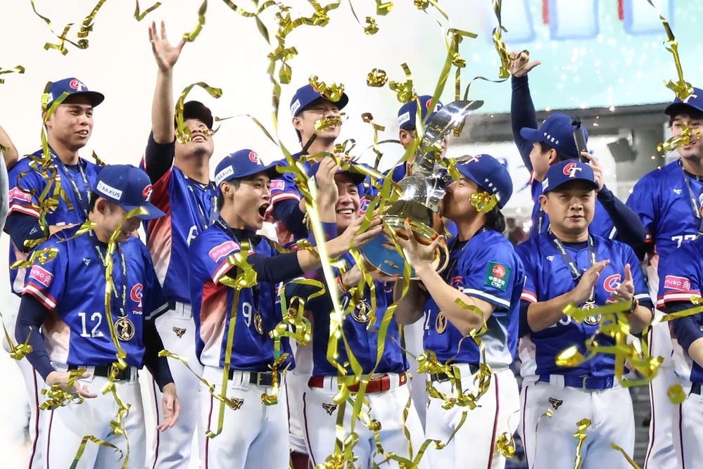 台灣隊班機20：55抵台　F-16伴飛、水門禮迎接台灣英雄