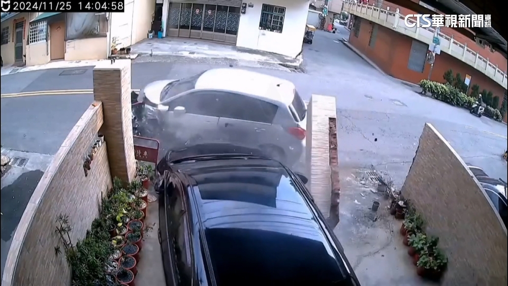 酒駕撞破民宅圍牆.大門　車內3人連帶各罰6千