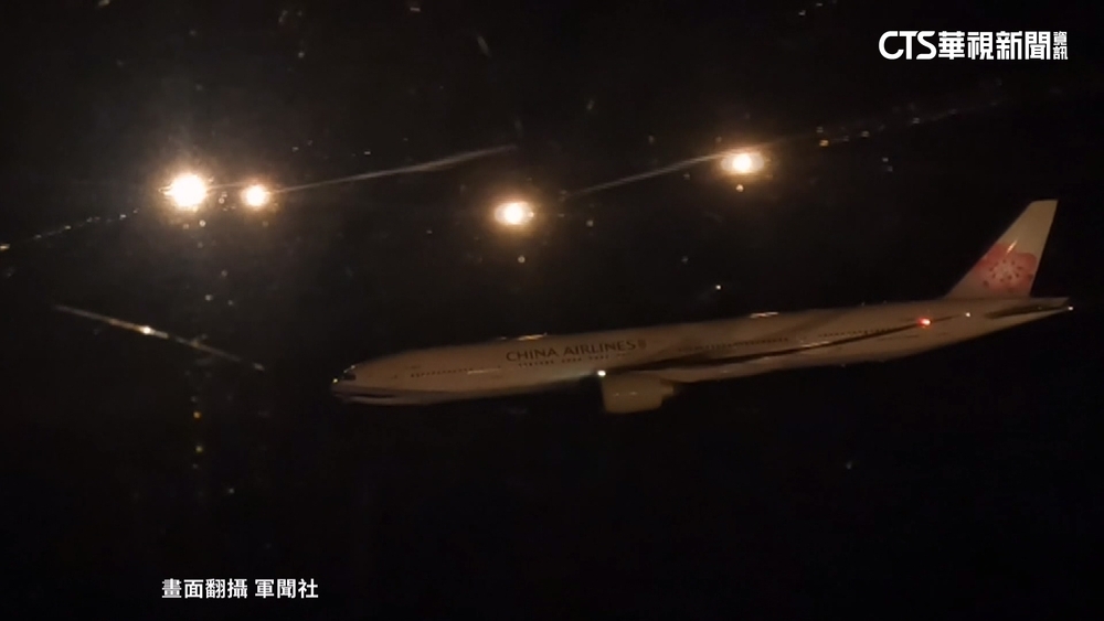 伴飛第一視角曝　巧！F16-V「冠軍飛官」伴飛棒球冠軍