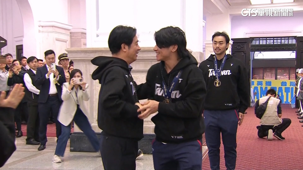 穿「Taiwan」帽T！　賴清德高規格「劍門迎接」台灣英雄