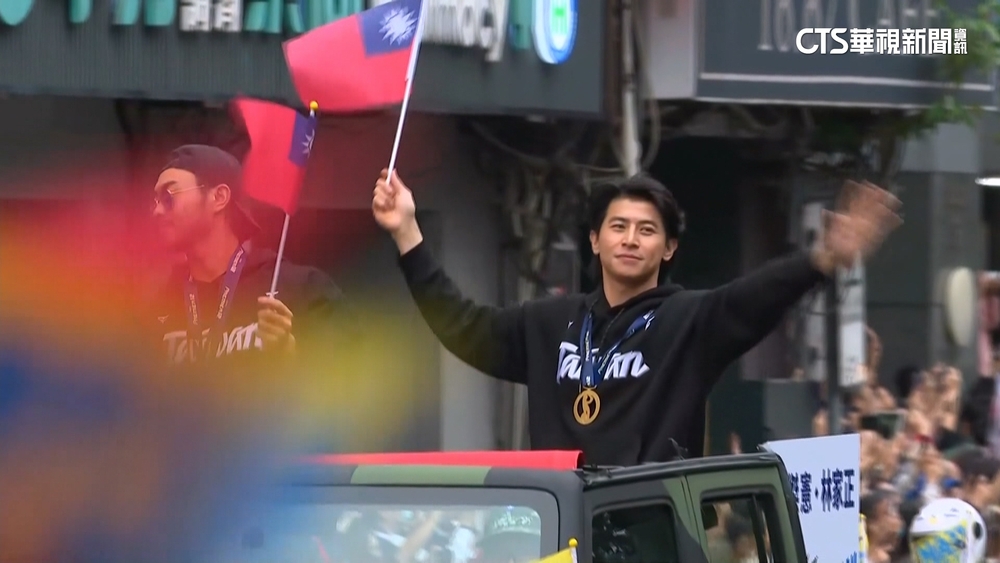 台灣隊長陳傑憲狂圈粉！現身英雄谷吸球迷歡呼