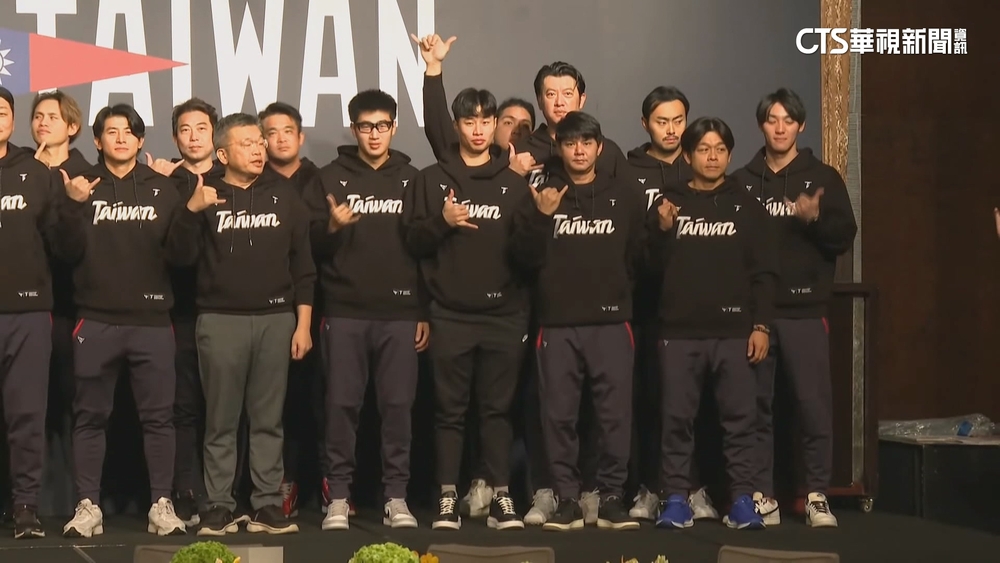 展現凝聚力！　台灣英雄餐會全員穿「Taiwan」　帽T掀熱潮