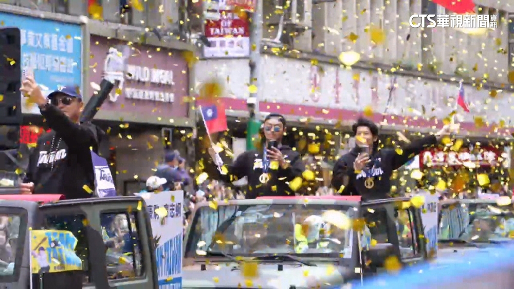 台灣英雄遊行登場　金彩帶噴發.萬人齊唱「台灣尚勇」