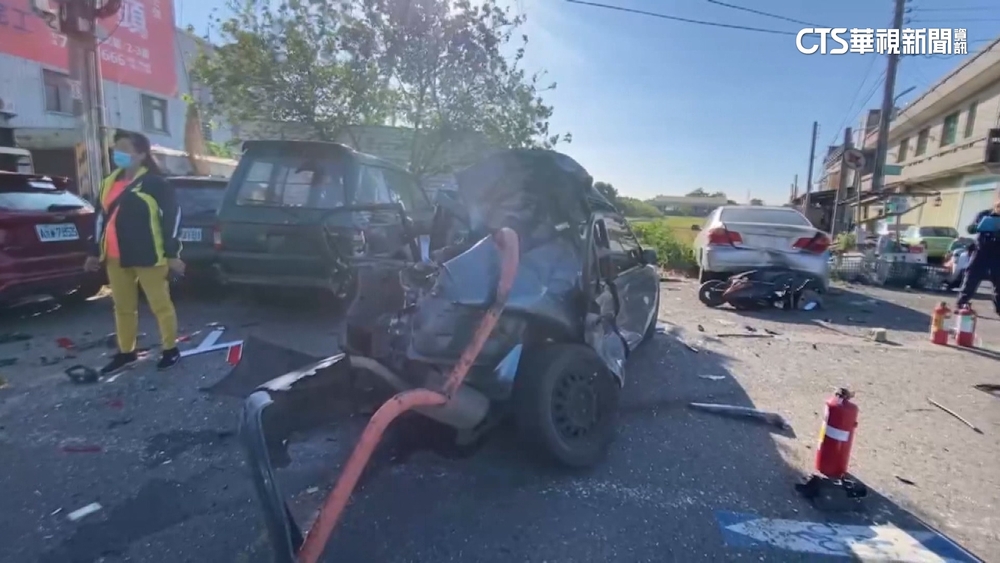 疑剎車失靈衝過加油站掃撞10車　轎車翻肚1人傷