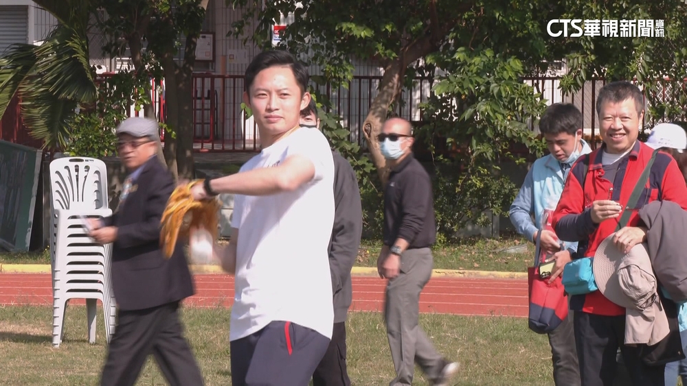 抗日投手江國豪回母校勉小選手　感念阿嬤鼓勵