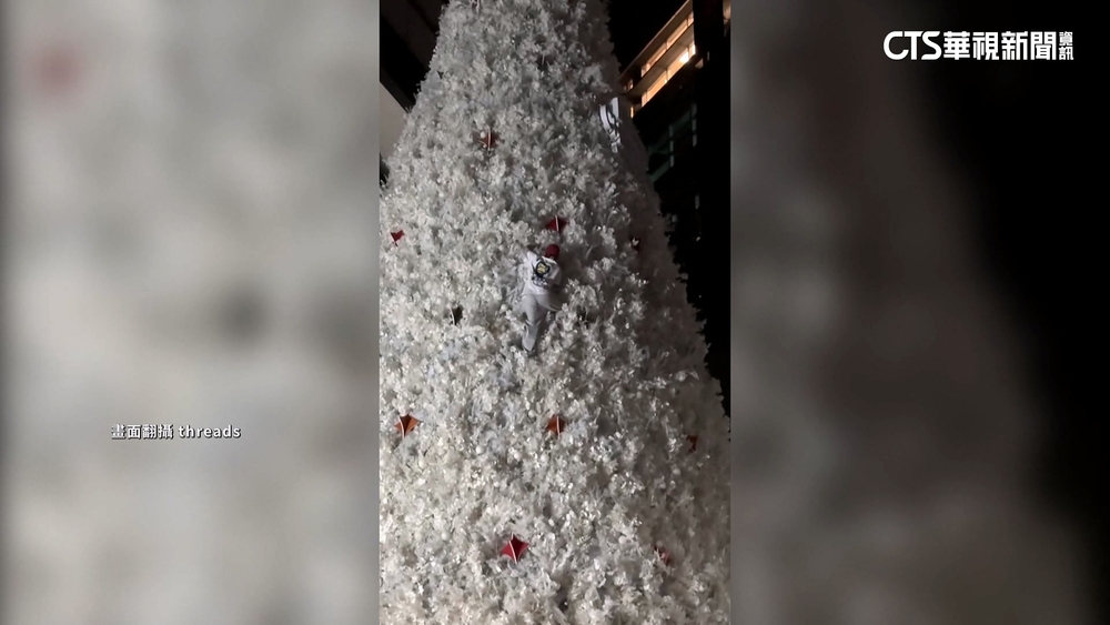 男爬3層樓高耶誕樹.造成損壞　業者研擬是否提告