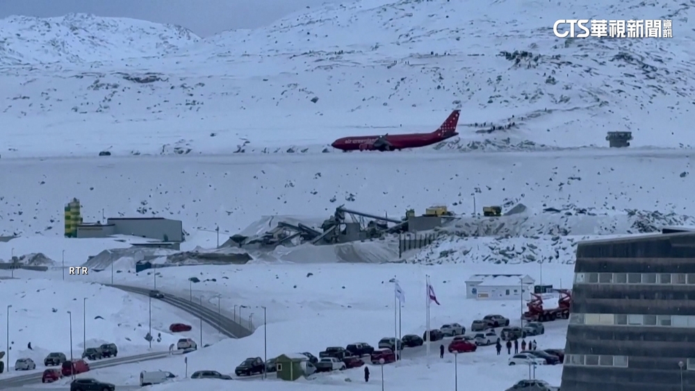 格陵蘭首府新機場啟用　首班飛機降落.民眾歡呼