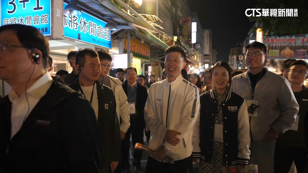 馬不停蹄！馬龍晚間到西門町商圈參訪　粉絲緊追