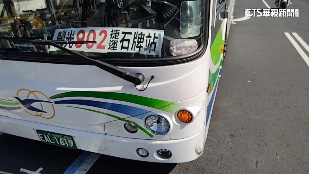 疑駕駛恍神！　公車追撞4機車騎士　1男2女送醫