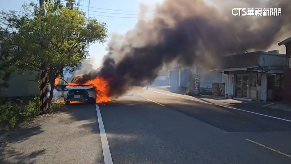 車輛陷火海！　2人倉皇逃生　疑芳香劑+打火機釀禍
