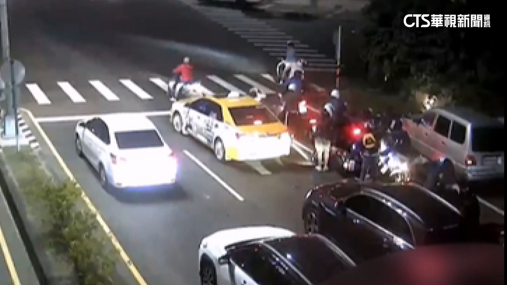 台南廂型車追撞10車！　1汽車+9機車撞一團6人傷