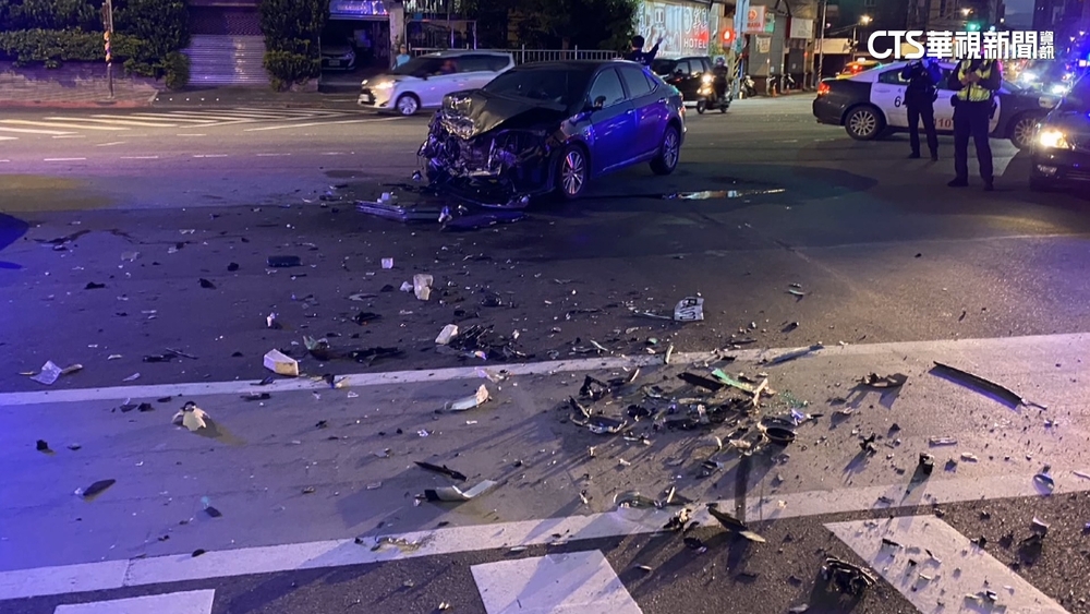 板橋清晨車禍！兩車路口相撞車頭皆毀