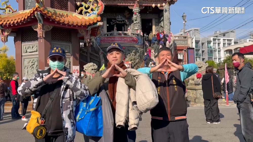 民眾頂低溫搭帳棚　搶排順澤宮世棒12強冠軍帽