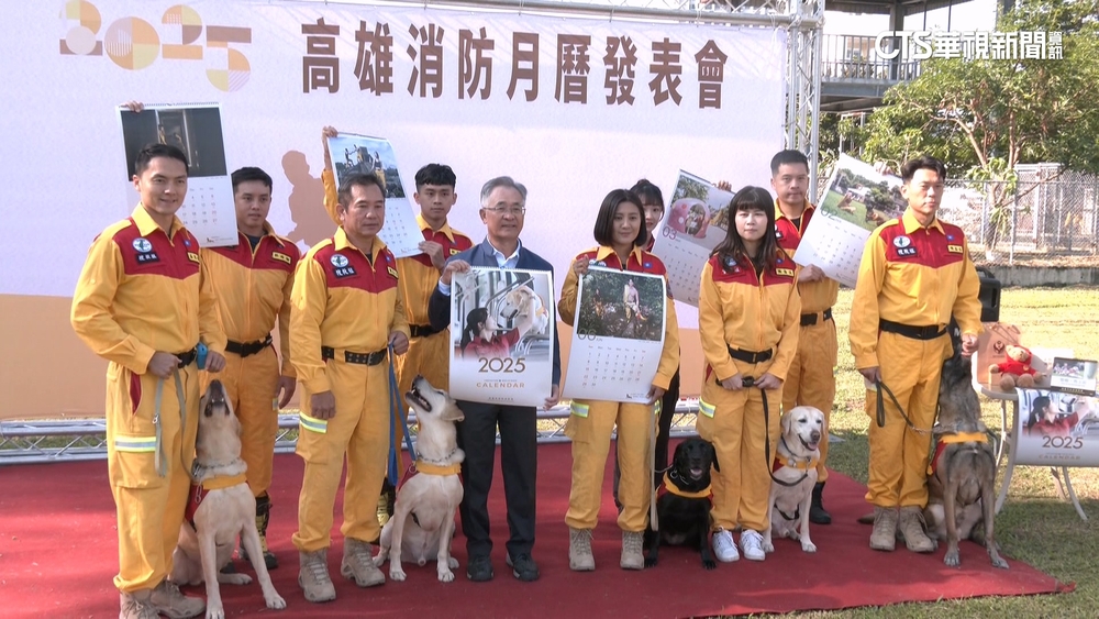 工作萌犬拍消防月曆！　「福星」現身成全場焦點