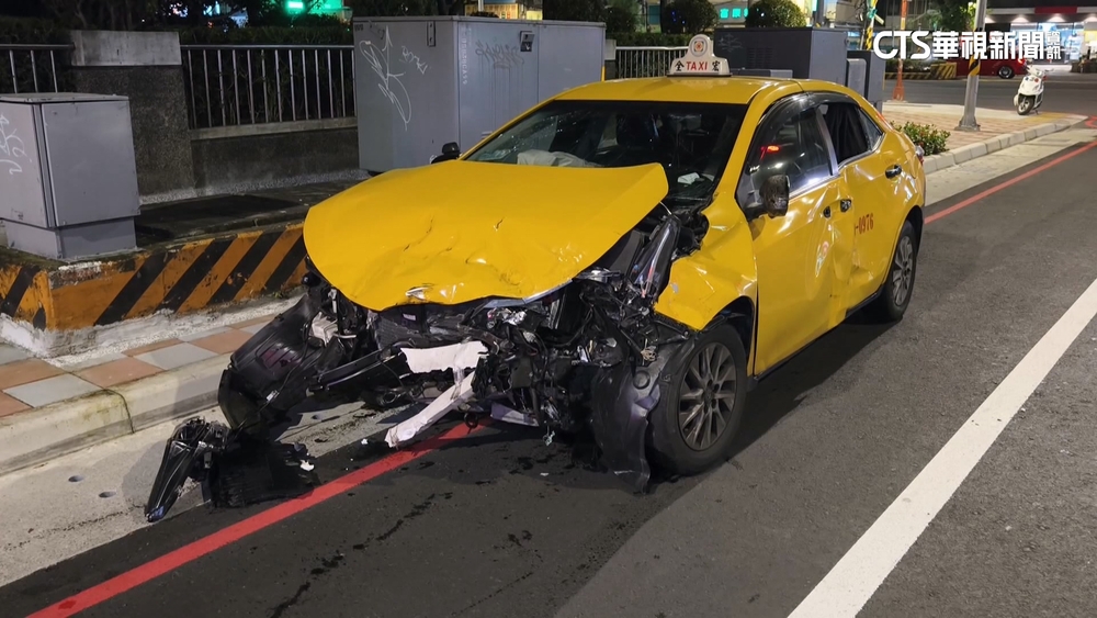 板橋清晨車禍　小黃直撞轎車波及待轉騎士