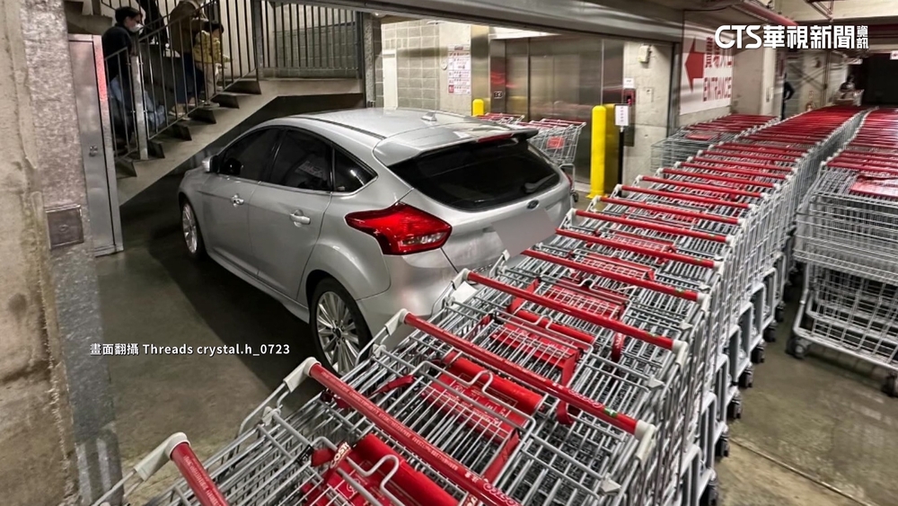 轎車違停貨梯前遭「推車牆圍攻」　賣場：非刻意包圍