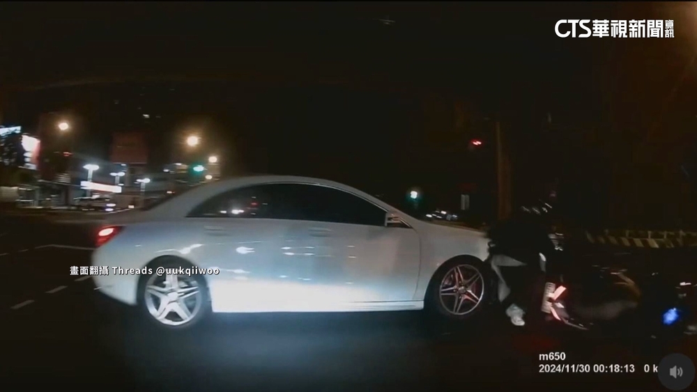 未注意號誌！　轎車闖燈撞雙載學生　驚悚跌引擎蓋