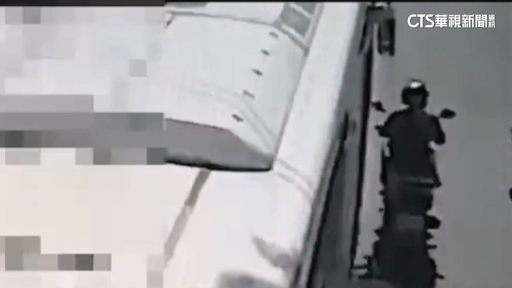 機車擦撞台南公車壓輪下　女騎士命大僅擦挫傷