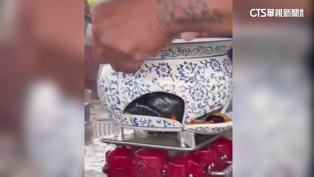 瓷甕卡式爐加熱3分鐘「洩」底　　喜宴雞湯只剩一隻雞