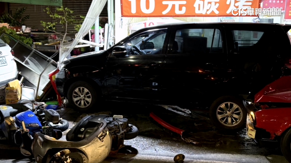 疑駕駛恍神擦撞汽機車　衝進燒烤攤害5人傷