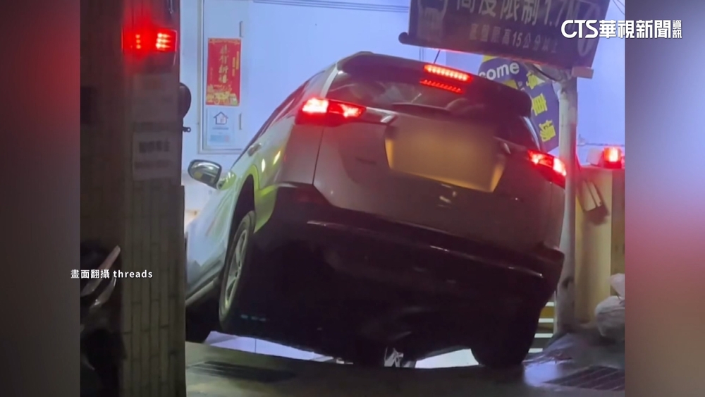 玩特技？停「魔王停車場」需翹孤輪　民眾驚：要技術