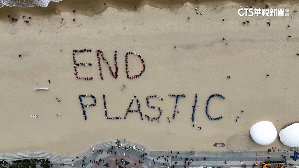 4環保人士登塑膠運輸船抗議被捕　1名台灣人在內