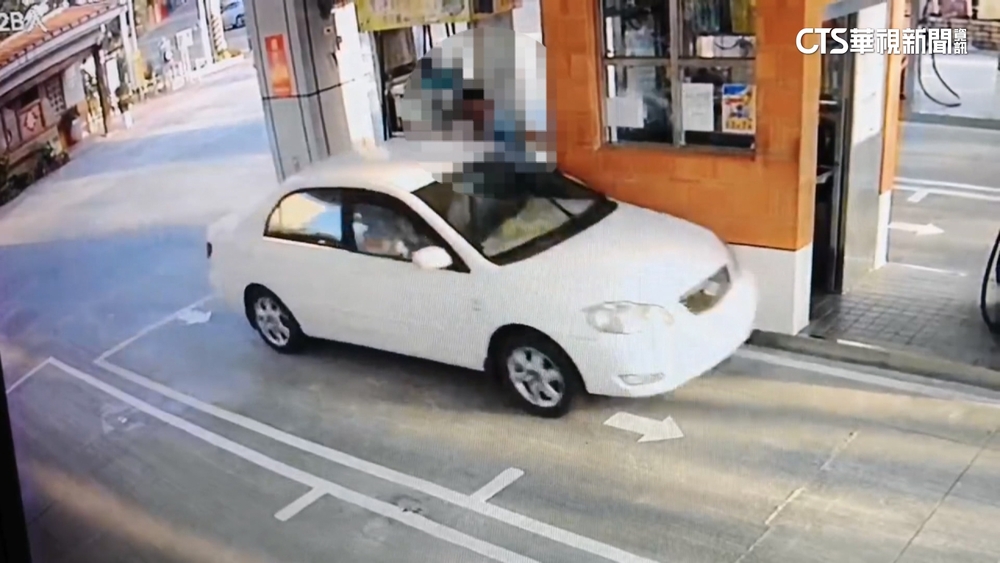 誤把油門當煞車踩　駕駛暴衝輾工作人員腳趾