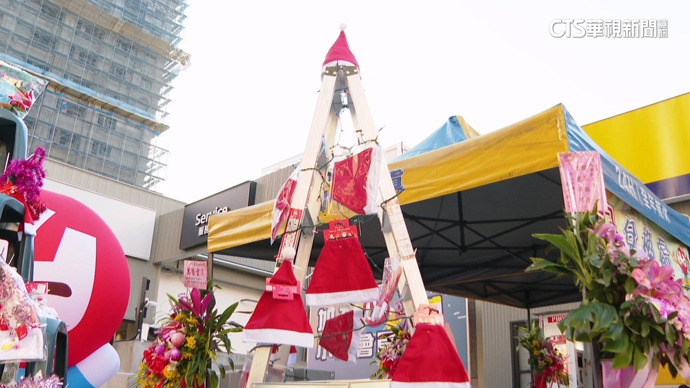 耶誕塑！　五金百貨綠塑膠椅.鋁梯改造成工業風耶誕樹