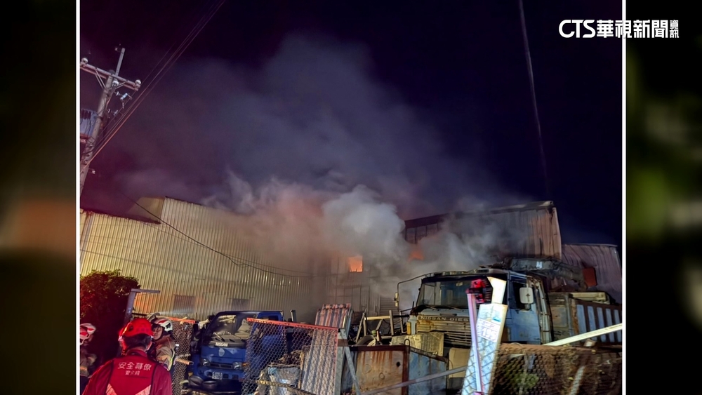 中壢汽車維修廠陷火海　百坪鐵皮廠房燒到變形