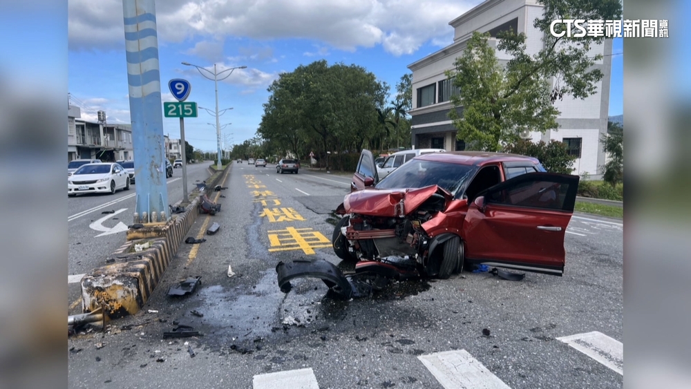 轎車不明原因自撞分隔島　副駕乘客送醫不治