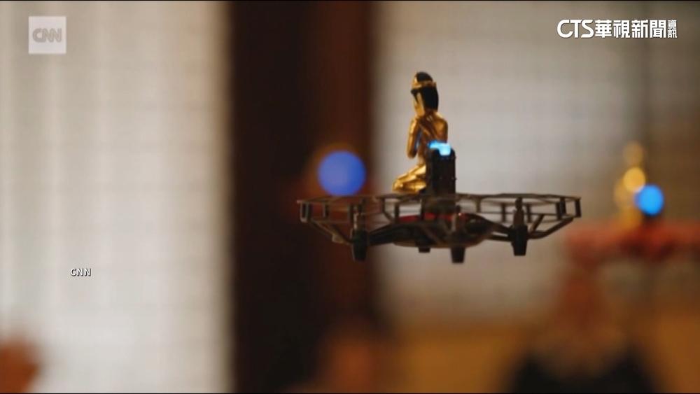 京都古寺轉型創新　佛像坐無人機升空　民眾驚喜