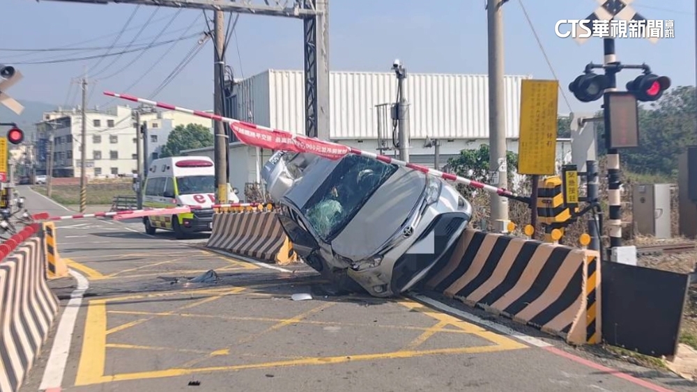 疑速度過快衝撞護欄「車45度卡住」　駕駛輕傷嚇哭