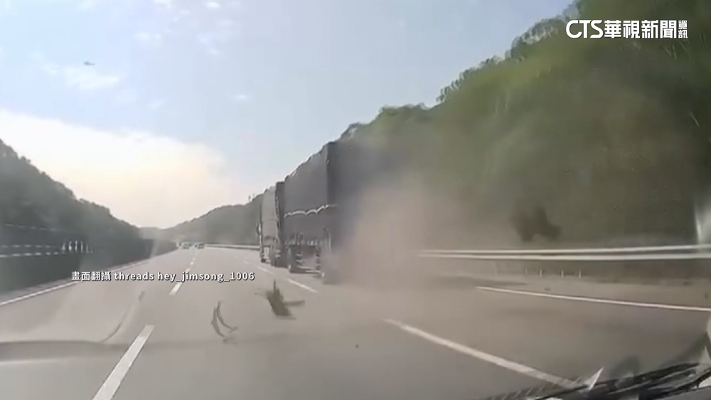 聯結車國道爆胎「胎皮飛砸」　後車駕駛嚇壞